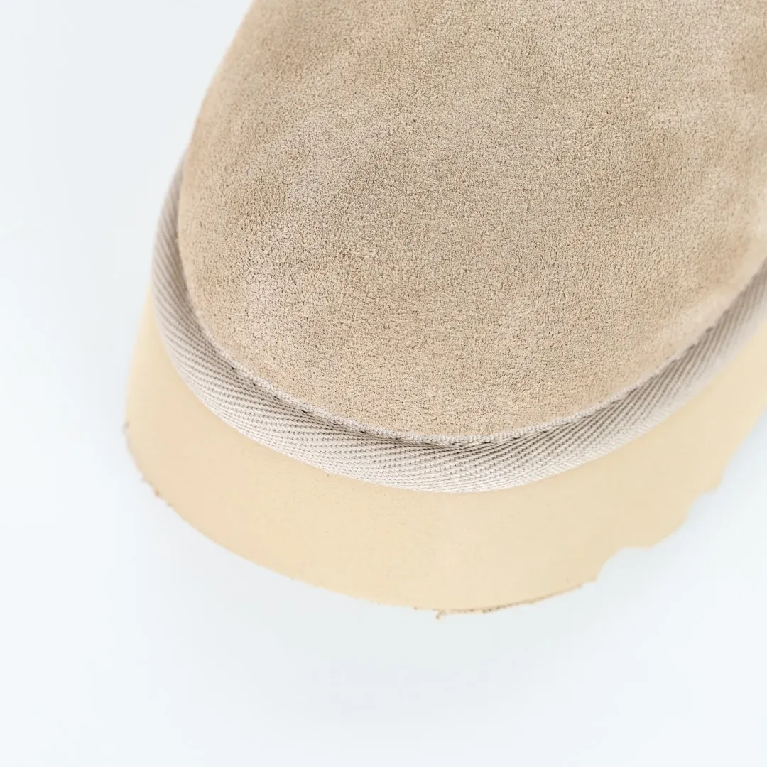 Pick up locally 💰600 Core recommended good price It is a very suitable choice for home furnishings. In the new year, uug launched a series of styles, which are partial to the preferences of young consumers and have also moved to the forefront of fashion trends. Shoe body material: water-repellent coated suede upper, 17 mm UGGPURE™ implantable wool insole, lightweight non-slip and comfortable rubber outsole, with brand LOGO and trademark, with full packaging Size: 35 36 37 38 39 40